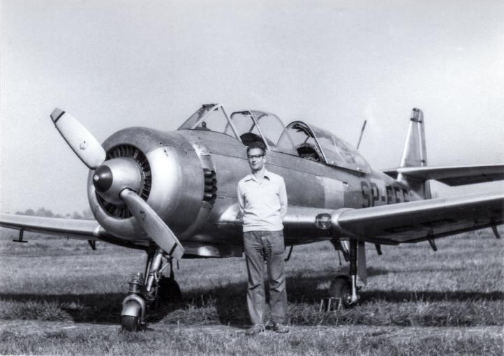 Janusz Krasicki przy samolocie TS-8 Bies, Krosno 1977 (fot. archiwum rodzinne)
