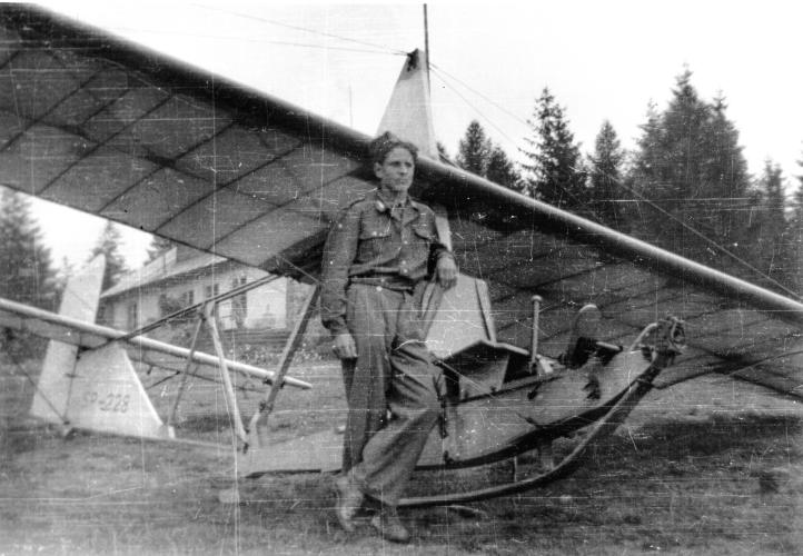 Janusz Krasicki przy szybowcu SG-38, Goleszów 1948 (fot. archiwum rodzinne)