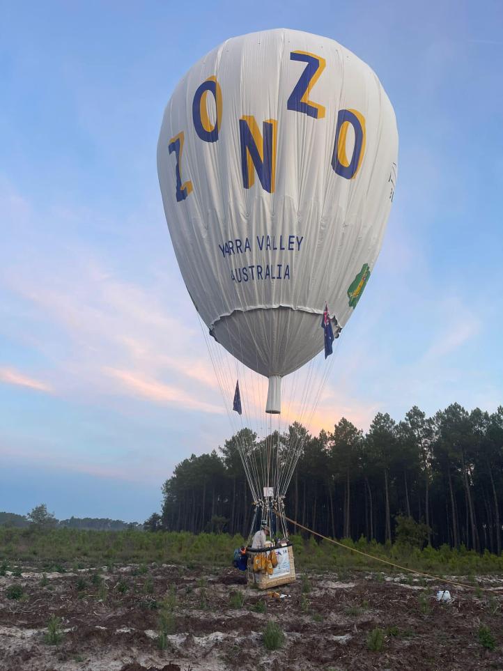 Kiff Saunders i Dariusz Brzosowski (AUS-1) wylądowali we Francji (fot. Coupe Aéronautique Gordon Bennett)