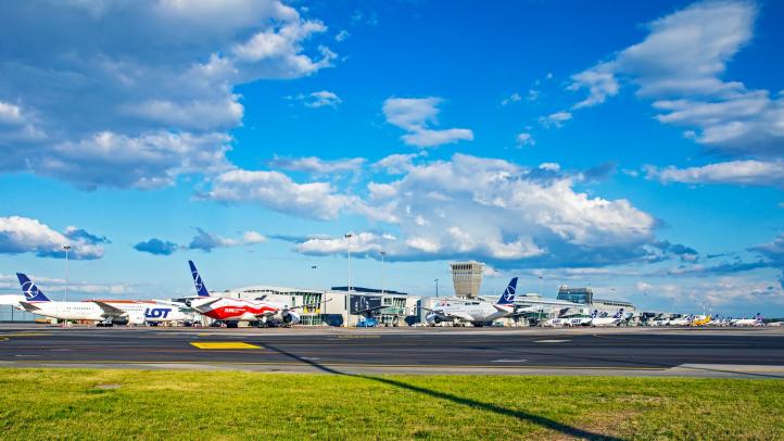 Lotnisko Chopina - samoloty na płycie przy terminalu (fot. Lotnisko Chopina)