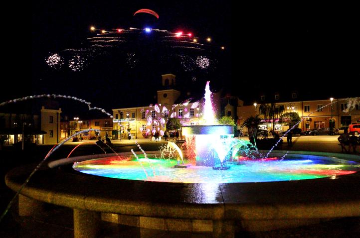 Niepowtarzalne widowisko nad Starym Rynkiem w Łomży w wykonaniu dwóch załóg motoparalotni (fot. Studio Foto Gabs)