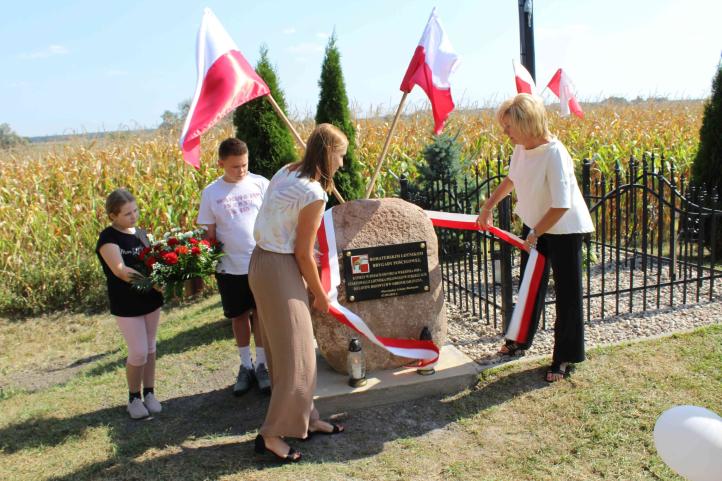 Odsłonięcie tablicy upamiętniającej Pilotów Brygady Pościgowej (fot. Lot Wschodniej Polski, Facebook)