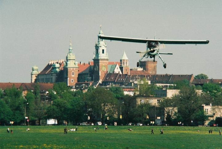 PZL-104 Wilga SP-AGW na krakowskich błoniach (fot. Zbigniew Batkiewicz)2