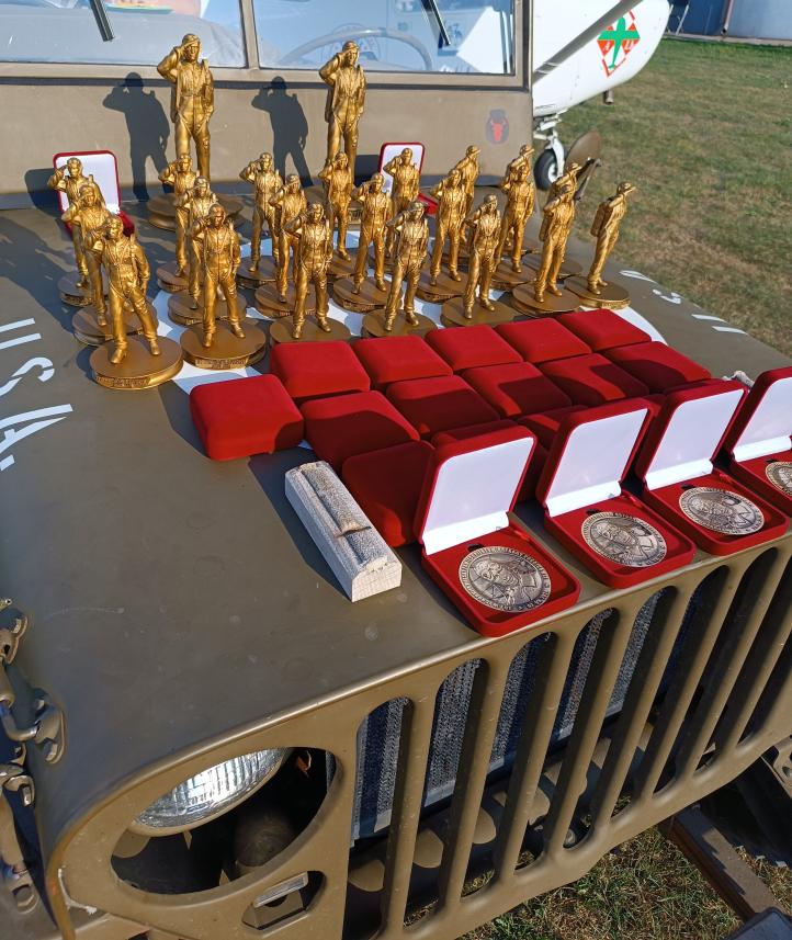 Pamiątkowe figurki przedstawiające por. pil. Zdzisława Krasnodębskiego (fot. Kagero)