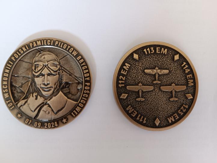 Pamiątkowe medale przedstawiające por. pil. Zdzisława Krasnodębskiego (fot. Kagero)