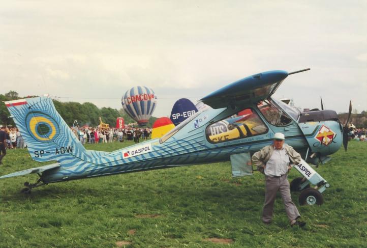 Piotr Artymowicz na błoniach krakowskich przy PZL-104 Wilga SP-AGW, lata 90-te (fot. via Piotr Artymowicz)