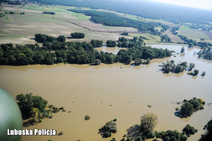 Policja i służby oceniają zagrożenie ze śmigłowca Mi-2 (fot. lubuska.policja.gov.pl)
