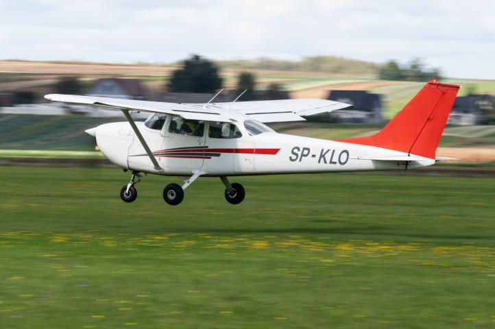 Reims-Cessna F172L Skyhawk w locie (fot. Jarosław Ankowski)