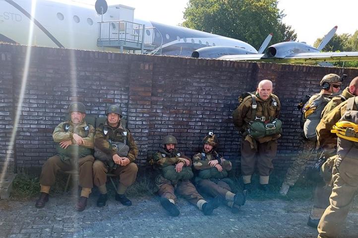 Skok dla bohaterów w okolicach holenderskiego Arnhem (fot. D. Cisło) Skok dla bohaterów w okolicach holenderskiego Arnhem (fot. D. Cisło)