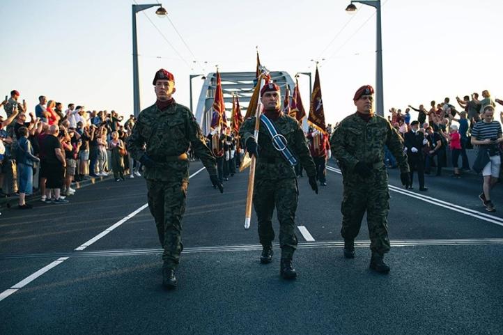 Skok dla bohaterów w okolicach holenderskiego Arnhem (fot. Maciej Grochowski) Skok dla bohaterów w okolicach holenderskiego Arnhem (fot. Maciej Grochowski)