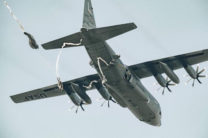 Skok dla bohaterów w okolicach holenderskiego Arnhem (fot. UDSKiOR) Skok dla bohaterów w okolicach holenderskiego Arnhem (fot. UDSKiOR)