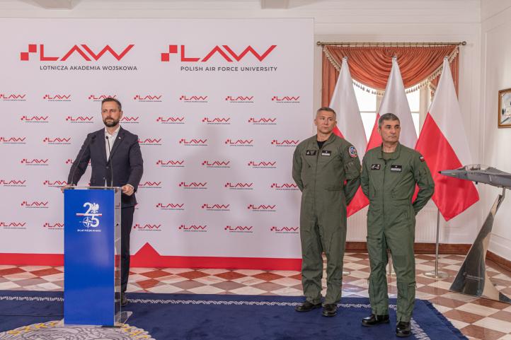 Szef MON w dęblińskiej Szkole Orląt - konferencja (fot. Lotnicza Akademia Wojskowa)
