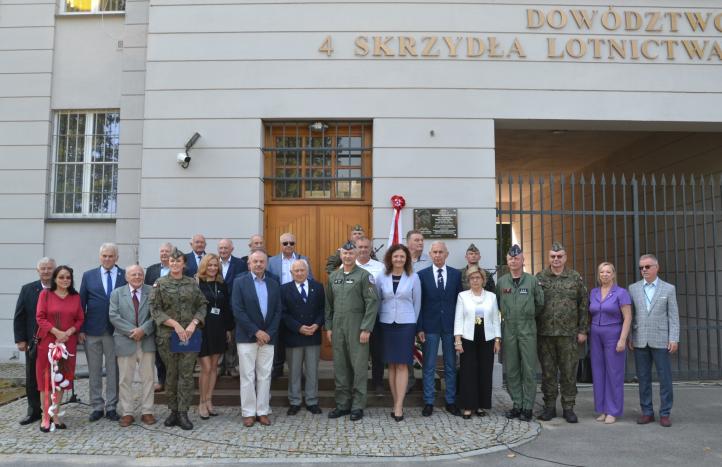 Uroczystość odsłonięcia tablicy pamiątkowej poświęconej ś.p. gen. bryg. pil. Witoldowi Urbanowiczowi – patronowi 4. SLSz w Dęblinie (fot. Anna Sawińska, SSLWRP o.Dęblin) Uroczystość odsłonięcia tablicy pamiątkowej poświęconej ś.p. gen. bryg. pil. Witoldowi Urbanowiczowi – patronowi 4. SLSz w Dęblinie (fot. Anna Sawińska, SSLWRP o.Dęblin)