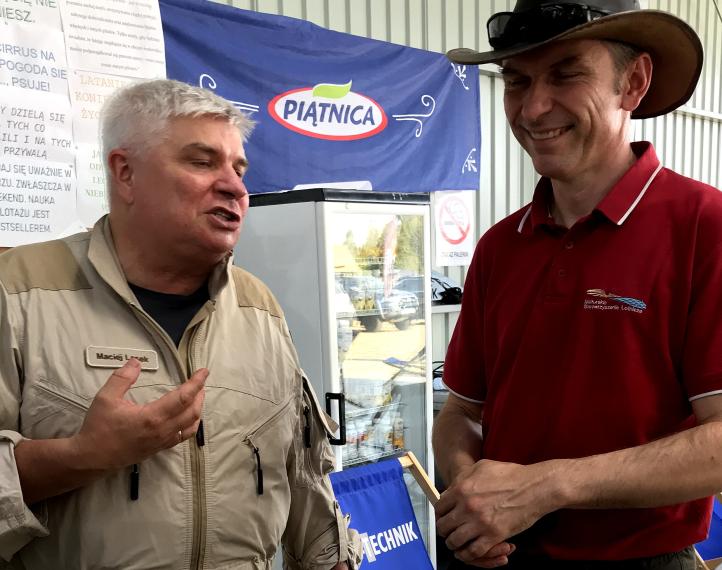 Wiceminister infrastruktury Maciej Lasek z pilotem motolotniowym i samolotowym Maciejem Olszewskim z Ełku (fot. Władysław Tocki) Wiceminister infrastruktury Maciej Lasek z pilotem motolotniowym i samolotowym Maciejem Olszewskim z Ełku (fot. Władysław Tocki)