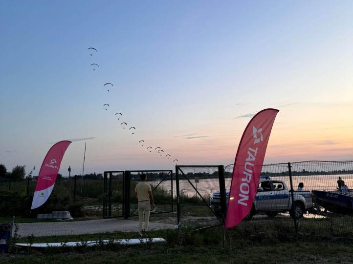 Wspólny przelot pilotów podczas Motoparalotniowyvh Otwartych Slalomowych Mistrzostw Polski i Czech (fot. kadrappg.pl)