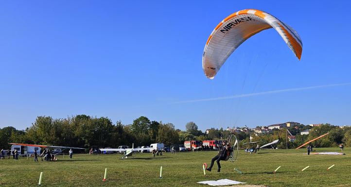 XXV Mikrolotowe Mistrzostwa Podlaskiego 'Kontakty' 2024 - konkurencja motoparalotniowa (fot. Dominika Tocka)2