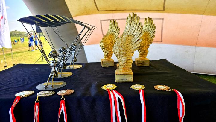 XXV Mikrolotowe Mistrzostwa Podlaskiego 'Kontakty' 2024 - trofea (fot. Dominika Tocka)