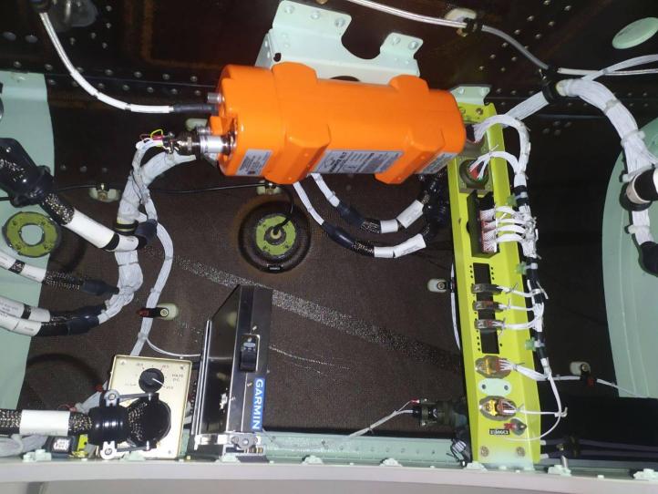 ELT - montaż w śmigłowcu. Fot. archiwum DRABPOL