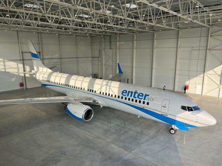 B737-400 Enter Air w nowym hangarze (fot. Enter Air) B737-400 Enter Air w nowym hangarze (fot. Enter Air)