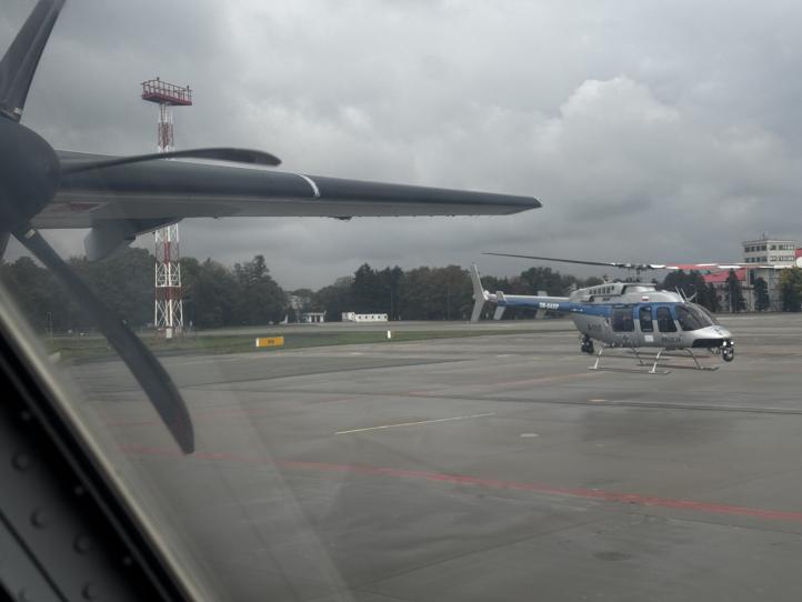 Bell 407GXi Policji na lotnisku - widok z samolotu C-295M CASA (fot. 8. Krakowska Baza Lotnictwa Transportowego)