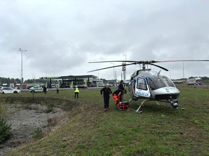 Bell-407GXi Policji przy stacji benzynowej między Ostrowią Mazowiecką a Wyszkowem (fot. mł. asp. Emilia Podbielska, KPP Ostrów Mazowiecka)