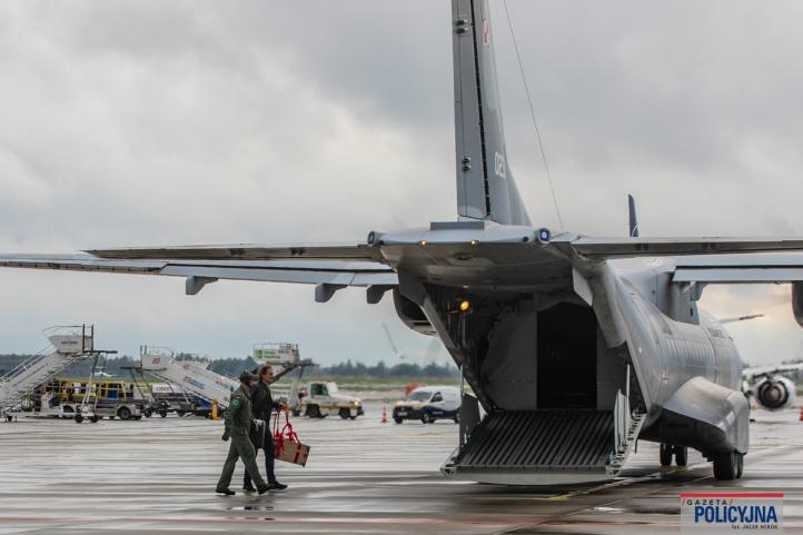 C-295 CASA na Okęciu - przekazanie organy do przeszczepu (fot. Jacek Herok, BKS KGP)