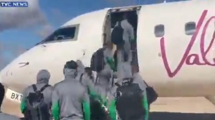 Drużyna Super Eagles wsiadająca do CRJ900 linii Valuejet, fot. twitter