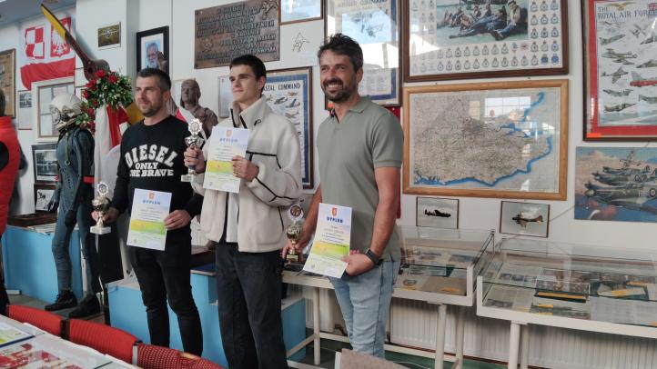 II Samolotowe Zawody na celność lądowania w Krośnie - podium (fot. kkslkrosno.pl)