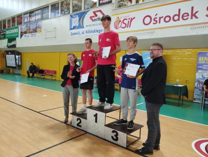 IX Okręgowe Zawody Modeli Szybowców Halowych F1N w Zamościu - podium junior (fot. Roman Bikowski) IX Okręgowe Zawody Modeli Szybowców Halowych F1N w Zamościu - podium junior (fot. Roman Bikowski)