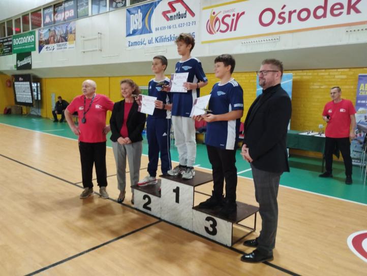 IX Okręgowe Zawody Modeli Szybowców Halowych F1N w Zamościu - podium młodzik (fot. Roman Bikowski) IX Okręgowe Zawody Modeli Szybowców Halowych F1N w Zamościu - podium młodzik (fot. Roman Bikowski)