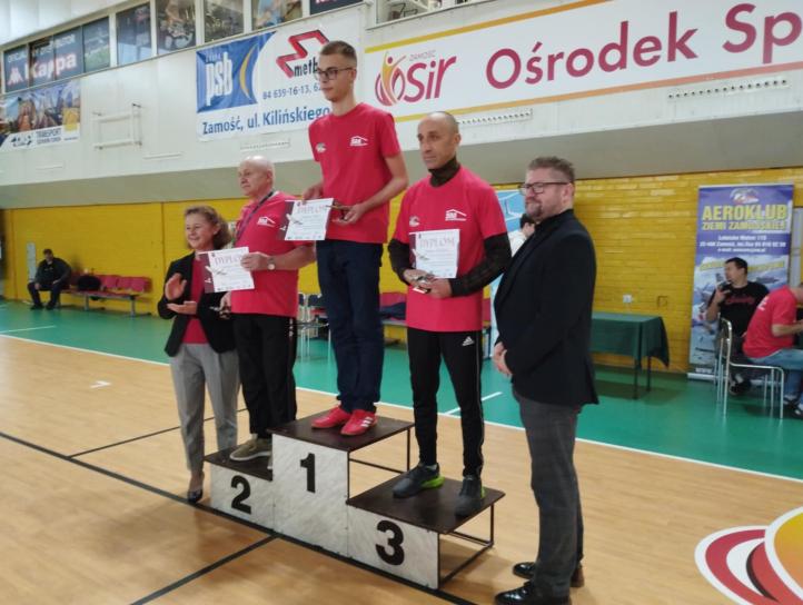 IX Okręgowe Zawody Modeli Szybowców Halowych F1N w Zamościu - podium senior (fot. Roman Bikowski) IX Okręgowe Zawody Modeli Szybowców Halowych F1N w Zamościu - podium senior (fot. Roman Bikowski)