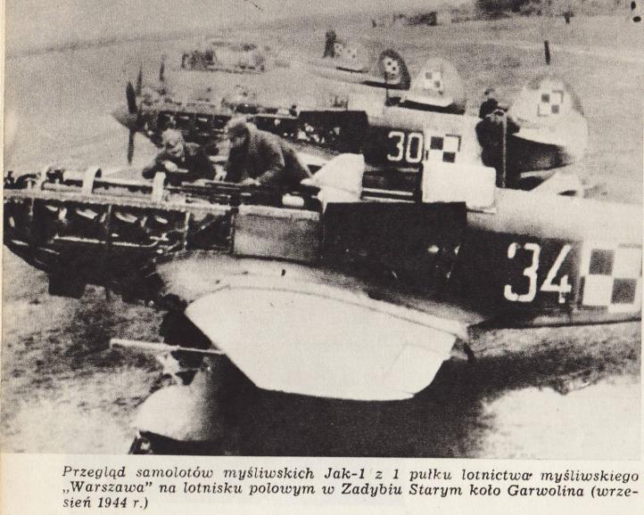Jaki-1 1. Pułku Lotnictwa Myśliwskiego w Starym Zadybiu podczas przeglądu we wrześniu 1944 (fot. Kazimierz Sławiński 'Dzieje polskich skrzydeł, Wydawnictwo Interpress Warszawa 1974, Domena publiczna, Wikimedia Commons)