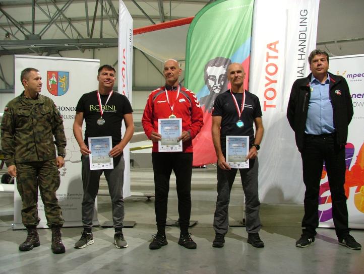 Liga Europy Wschodniej w Celności Zamość 2024 - podium mężczyzn (fot. Aeroklub Ziemi Zamojskiej)
