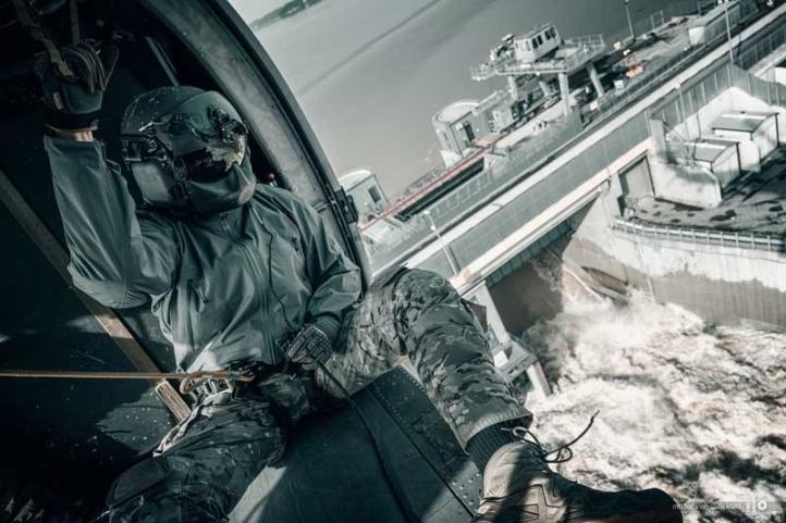 Operacja 'Feniks' - widok ze śmigłowca na tamę (fot. mł. chor. Piotr Gubernat, CombatCamera)