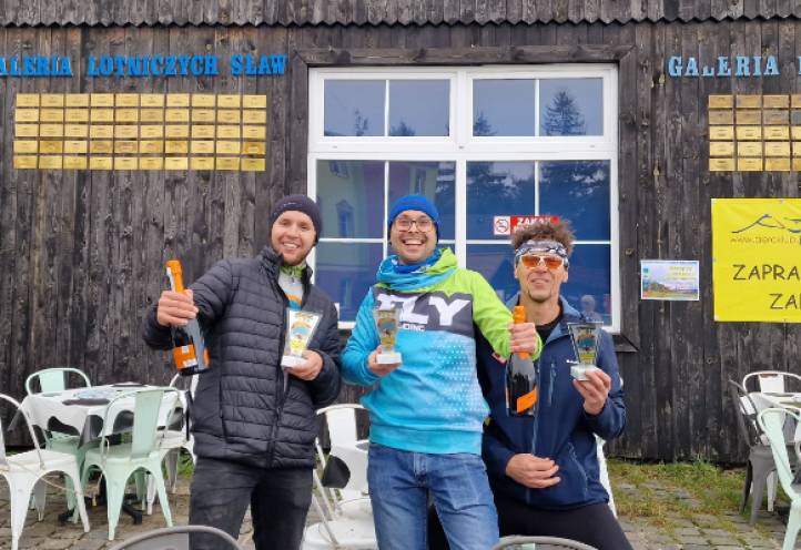 Paralotniowe zawody na celność lądowania 'Karkonosze Point' 2024 - podium (fot. Karkonoski Klub Paralotniowy)