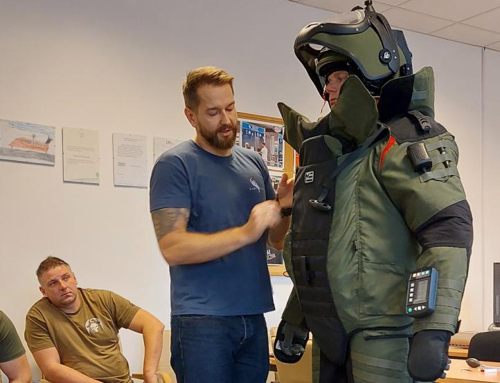 Pirotechnicy testują najnowszy kombinezon (fot. Morski OSG)