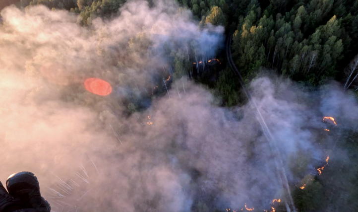 Podniebny patrol po służbie - widok z paralotni na pożar (fot. Grzegorz Bartosiewicz)