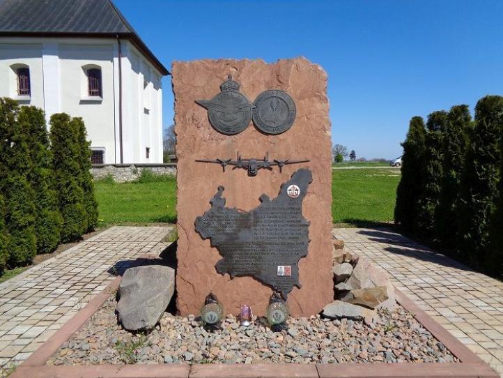 Pomnik załogi Liberatora EW-250 'L' w Kocinie koło Opatowca (fot. Muzeum Armii Krajowej w Krakowie)