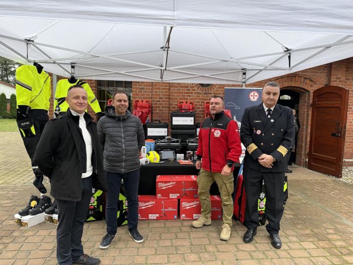 Przekazanie zestawów dronowych (fot. Dilectro)