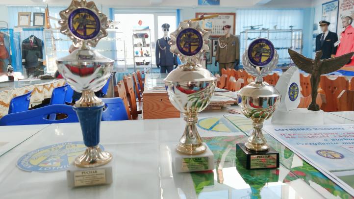 Puchary (fot. kkslkrosno.pl)