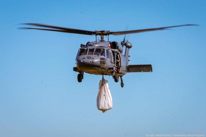 S-70i Black Hawk na Operacji Powódź 2024 - zrzut big baga (fot. policja.pl)