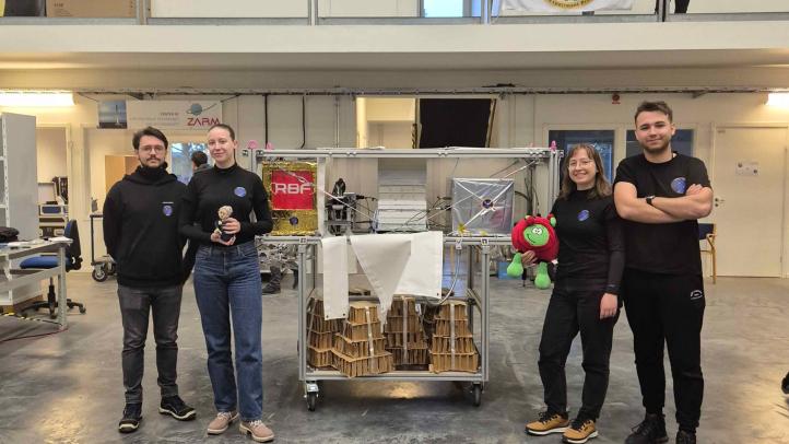 Studenci ze SKA z eksperymentem CURiE (fot. Politechnika Warszawska)