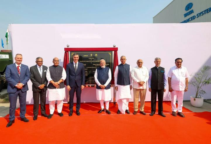 Tata Advanced Systems i Airbus inaugurują działalnie linii montażu końcowego samolotów C295 w Vadodarze w Indiach (fot. Airbus)2