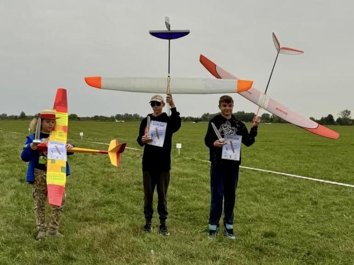 Zawody modeli szybowców w Turbi - zwycięzcy wśród juniorów (fot. Aeroklub Stalowowolski) Zawody modeli szybowców w Turbi - zwycięzcy wśród juniorów (fot. Aeroklub Stalowowolski)