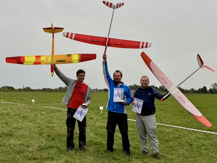 Zawody modeli szybowców w Turbi - zwycięzcy wśród seniorów (fot. Aeroklub Stalowowolski) Zawody modeli szybowców w Turbi - zwycięzcy wśród seniorów (fot. Aeroklub Stalowowolski)