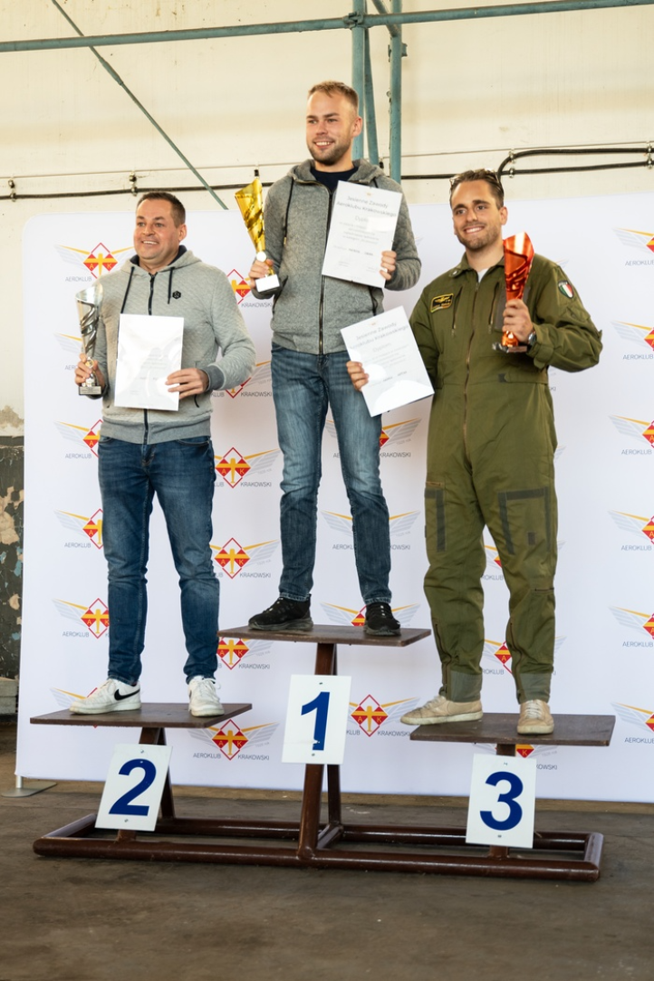 Zwycięzcy w zawodach na celność lądowania samolotem - klasyfikacja Klubowicz (fot. Jarosław Ankowski)