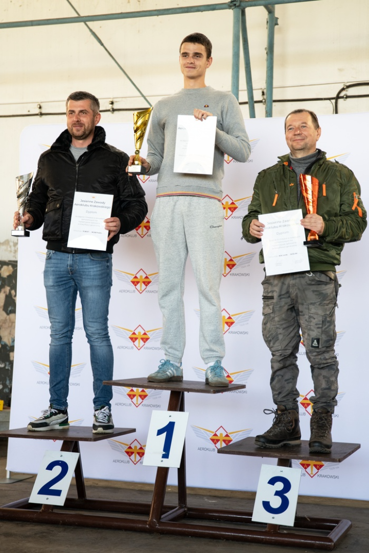 Zwycięzcy w zawodach na celność lądowania samolotem - klasyfikacja generalna (fot. Jarosław Ankowski)