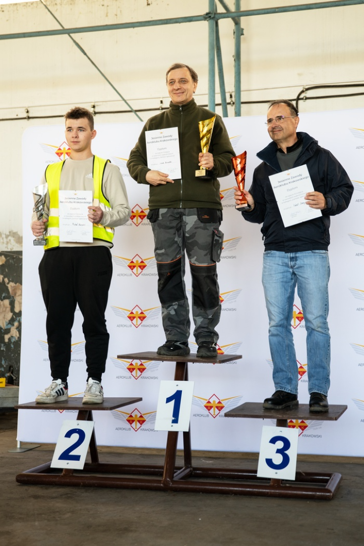 Zwycięzcy w zawodach na celność lądowania szybowcem (fot. Jarosław Ankowski)