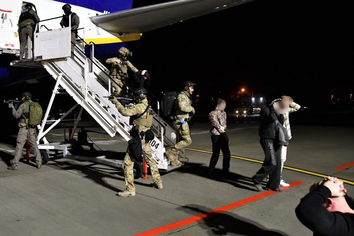 Ćwiczenia wrocławskich specjalsów na lotnisku (fot. Nadodrzański OSG)2