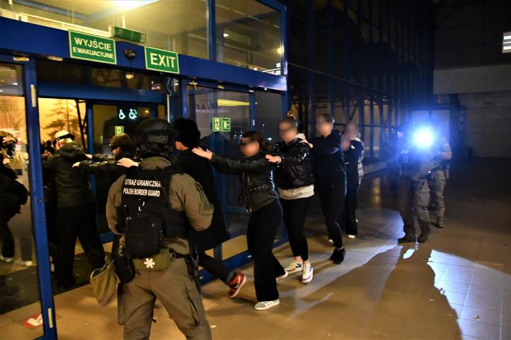 Ćwiczenia wrocławskich specjalsów na lotnisku (fot. Nadodrzański OSG)3